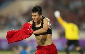 Vietnam National Team Secures Thrilling Comeback Victory in Coach Kim Sang-sik Debut - image 7