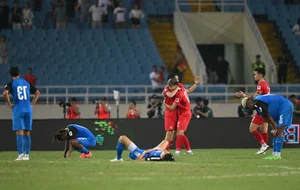 Vietnam National Team Secures Thrilling Comeback Victory in Coach Kim Sang-sik Debut - image 6