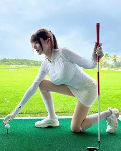 Active Chic: How to Style Trendy Golf and Cycling Outfits That Highlight Your Natural Curves - image 4