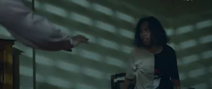 Black Medicine Episode 1: Huynh Anh's Character Tuan Confronts a Haunting Past - image 17