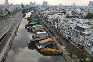 Bustling Opening of Binh Dong Floating Flower Market in Saigon - image 2