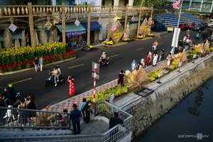 Bustling Opening of Binh Dong Floating Flower Market in Saigon - image 3
