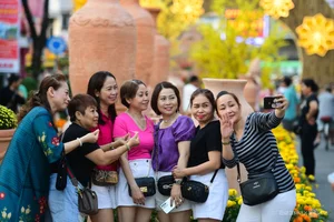 Bustling Opening of Binh Dong Floating Flower Market in Saigon - image 1