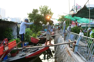 Bustling Opening of Binh Dong Floating Flower Market in Saigon - image 9