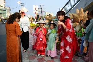 Bustling Opening of Binh Dong Floating Flower Market in Saigon - image 7