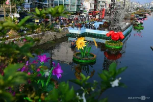 Bustling Opening of Binh Dong Floating Flower Market in Saigon - image 0