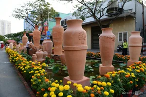 Bustling Opening of Binh Dong Floating Flower Market in Saigon - image 5