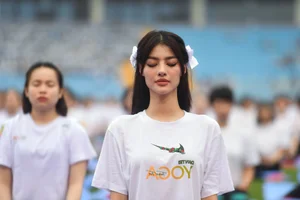 Miss Ngoc Han and Mai Phuong Inspired by Record-Breaking Mass Yoga Performance - image 6