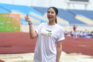 Miss Ngoc Han and Mai Phuong Inspired by Record-Breaking Mass Yoga Performance - image 4
