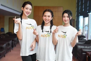 Miss Ngoc Han and Mai Phuong Inspired by Record-Breaking Mass Yoga Performance - image 5