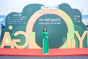 Miss Ngoc Han and Mai Phuong Inspired by Record-Breaking Mass Yoga Performance - image 7