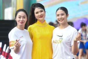 Miss Ngoc Han and Mai Phuong Inspired by Record-Breaking Mass Yoga Performance - image 8