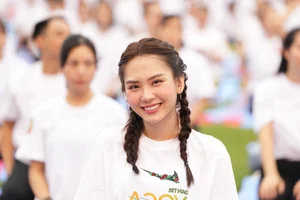 Miss Ngoc Han and Mai Phuong Inspired by Record-Breaking Mass Yoga Performance - image 1