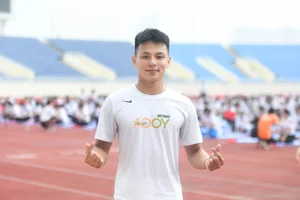 Miss Ngoc Han and Mai Phuong Inspired by Record-Breaking Mass Yoga Performance - image 2