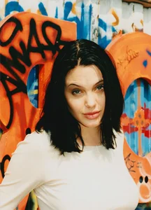 Angelina Jolie's Most Iconic Hairstyles Throughout Her Career - image 4