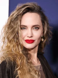 Angelina Jolie's Most Iconic Hairstyles Throughout Her Career - image 10