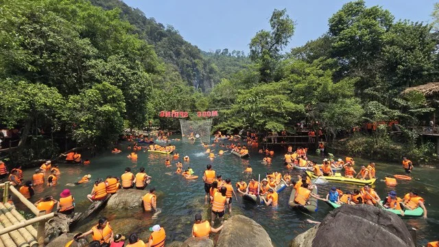 Peak Heat Wave Drives 20,000 Tourists to Cool Off in Phong Nha Caves