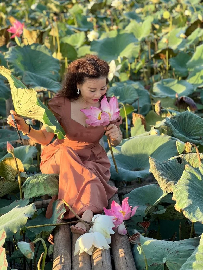 Hồ Ngọc Hà’s Mother Rocks Vibrant Swimwear: An Ageless Style Icon on Family Vacation